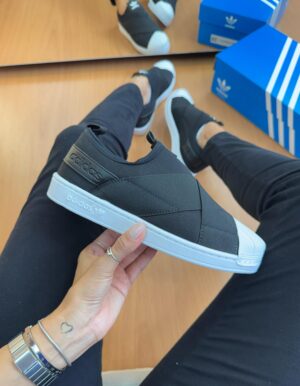 Tênis adidas slip on